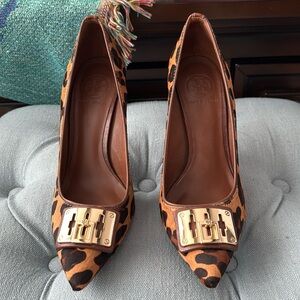 Tory Burch leopard print calfskin stilettos with gold hardware accent- size 9